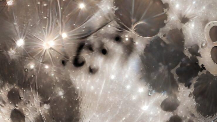 Луна Фотография Луны с четкими кратерами и текстурой поверхности, видимой на изображении.